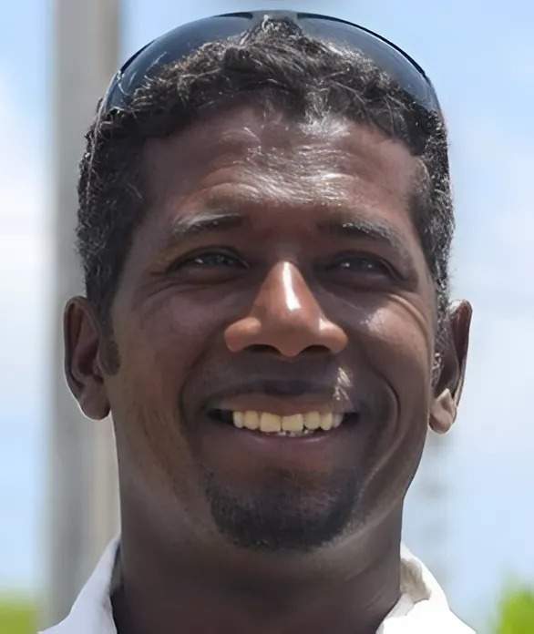 Pour le kitesurf, le wingfoil et la voile traditionnelle c'est lui! Précurseur du kite en Guadeloupe, c'est aussi un ancien champion de planche à voile! Il vous fera partager ses passions et découvrir de nouvelles sensations!