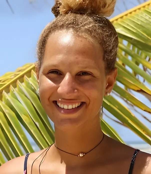 C'est avec le sourire qu'elle vous accueillera et s'occupera de vous ! Conseils, informations, réservations...cette passionnée de la mer saura vous accompagner tout au long de votre expérience
